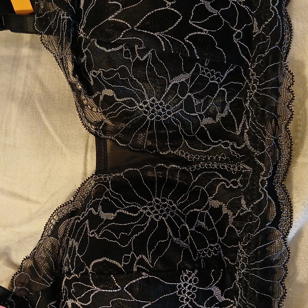Black Lace Bra by Bali NWT S - Picture 2 of 5